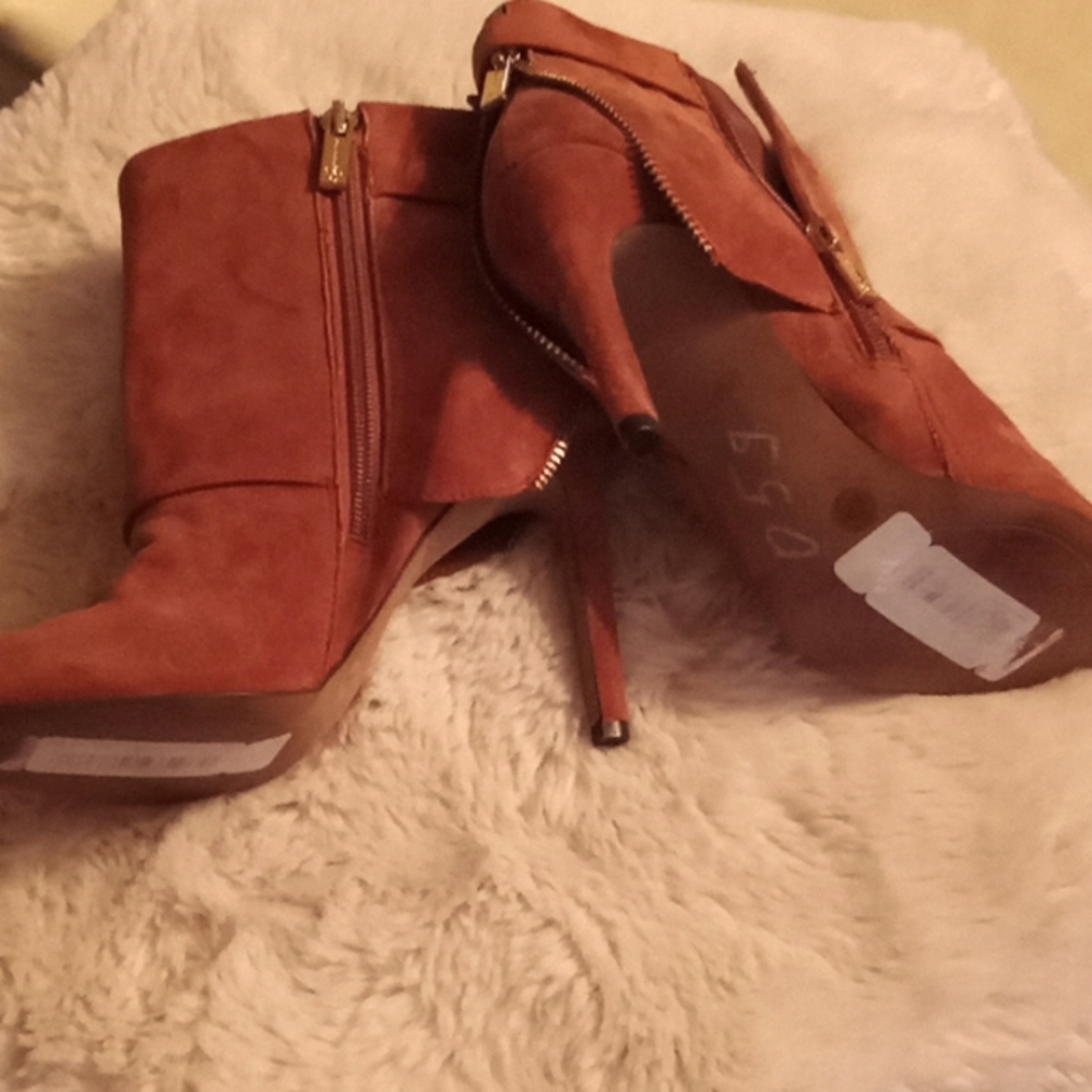 J. Simpson, FABULOUS Rust booties - Picture 3 of 3